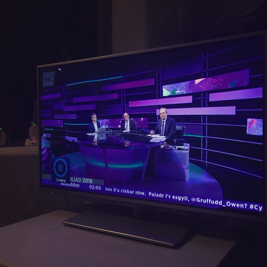 Mond ar <a href="/S4C/">S4C 🏴󠁧󠁢󠁷󠁬󠁳󠁿</a> y basa na bobol yn cyfrannu cynganeddion ar y live feed yn ystod rhaglen etholiad #cymru2016