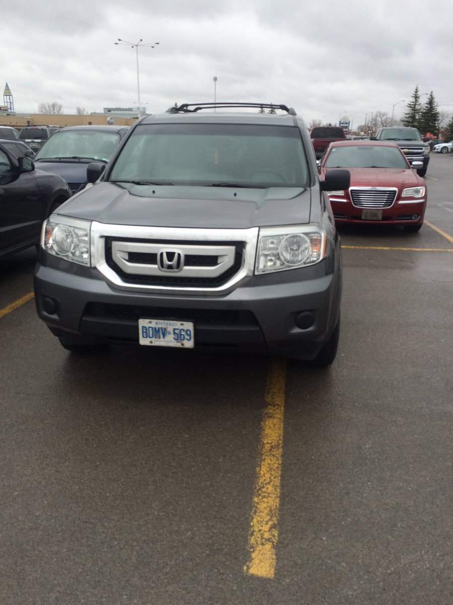 Shittyparking's tweet photo. I really wanted to flatten a tire or 2. #shittyparkingpolice #learntopark https://t.co/OuUDCqsPxx