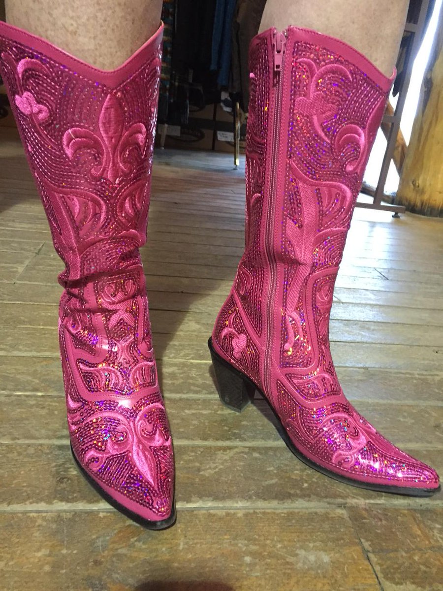 June_Round's tweet photo. @smithbilthats @calgarystampede #girlsnightout#yycfashion https://t.co/9FsNO5cyF4