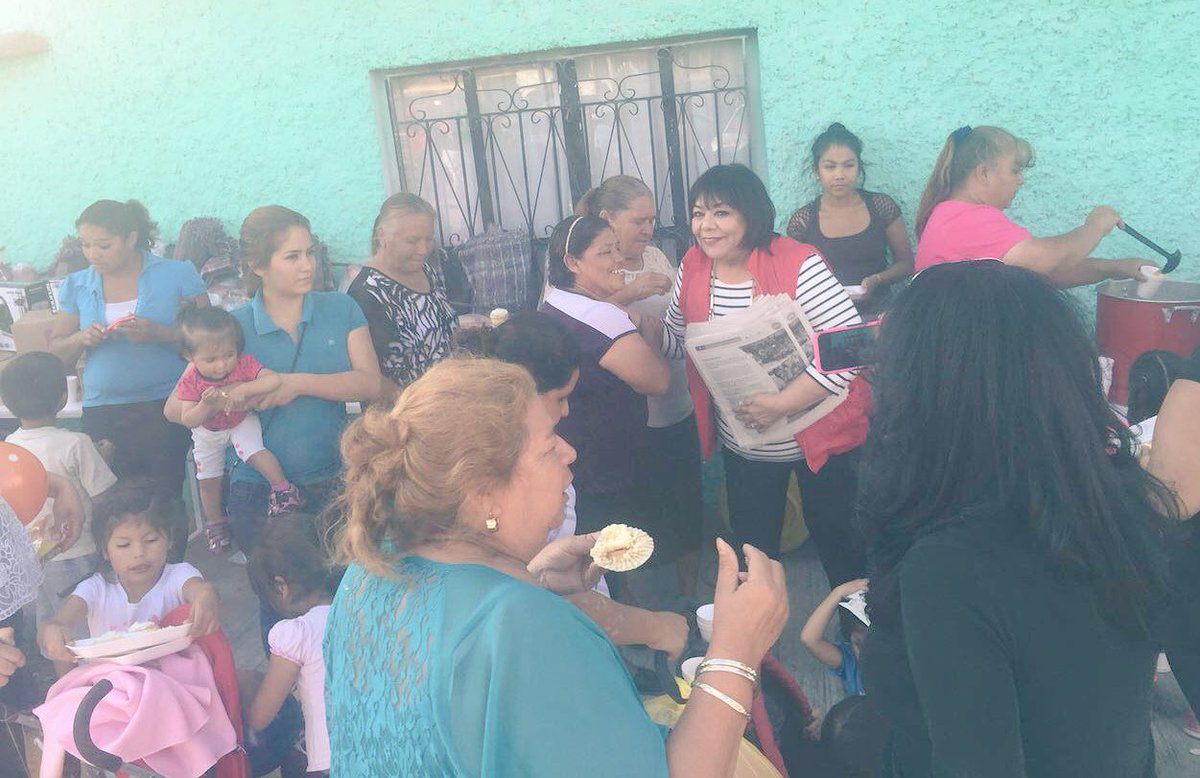 Vanetonone's tweet photo. Excelente festejo para madres y sus hijos en la Colonia Pueblo Insurgente #Saltillo con @martha_garay https://t.co/pyO0Igxxi0