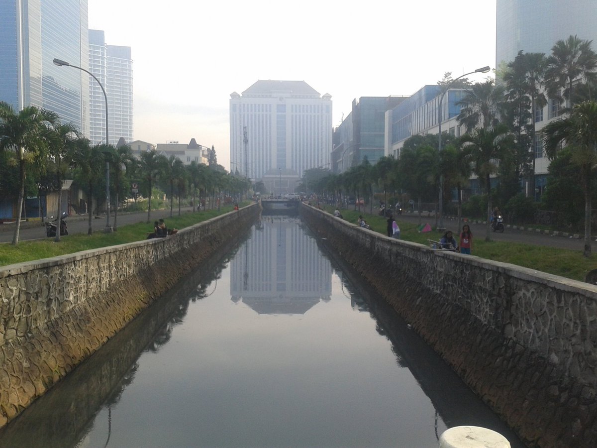 KembanganSeksi's tweet photo. Duduk di samping kali yg bersih memang nyaman , tapi jangan buang sampah sembarangan ya!! kali puri cni https://t.co/J4DwTPZgtF