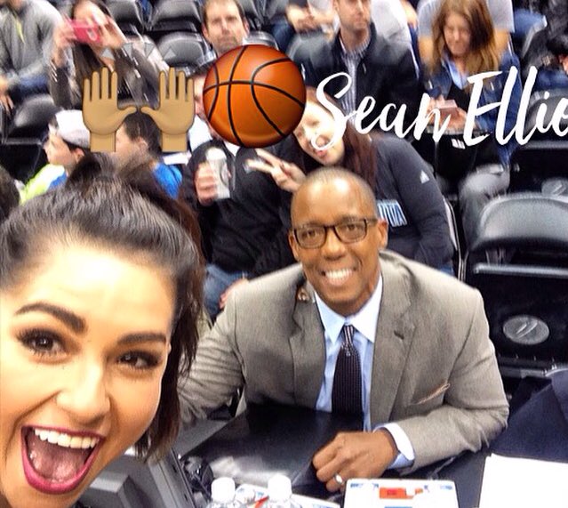 IliJimeneza's tweet image. #tbt Con mi querido Teacher #SeanElliott #Spurs at #timberwolves #nocheslatinas #nba #FelizJueves 🎤👍🏾🏀