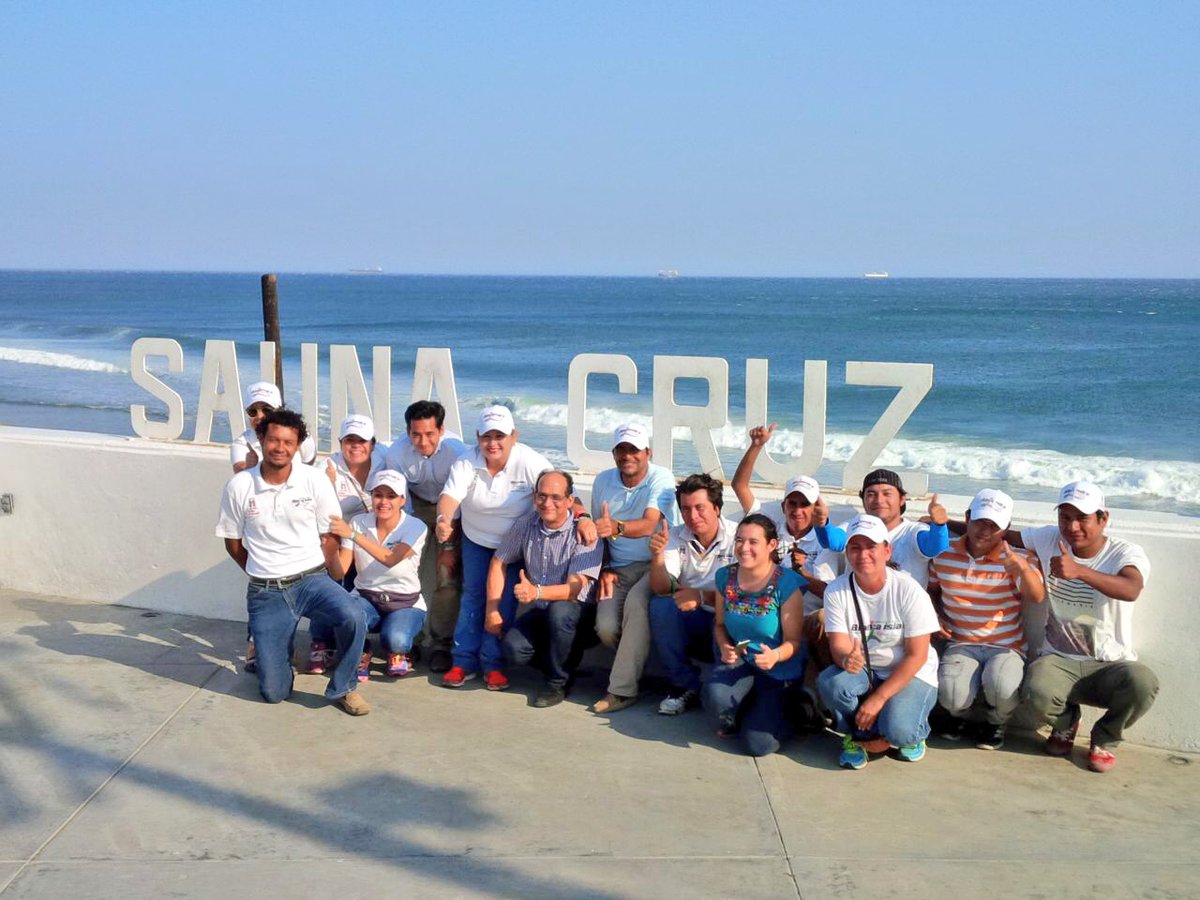 CsarVillalobos7's tweet photo. Equipo @BlancaIslasM promoviendo @alejandromurat #CocoLeon @SalinaCruz #JuntosSiPodemos @PRIOaxOficial @Mafud_PRI https://t.co/NmaegbjG42