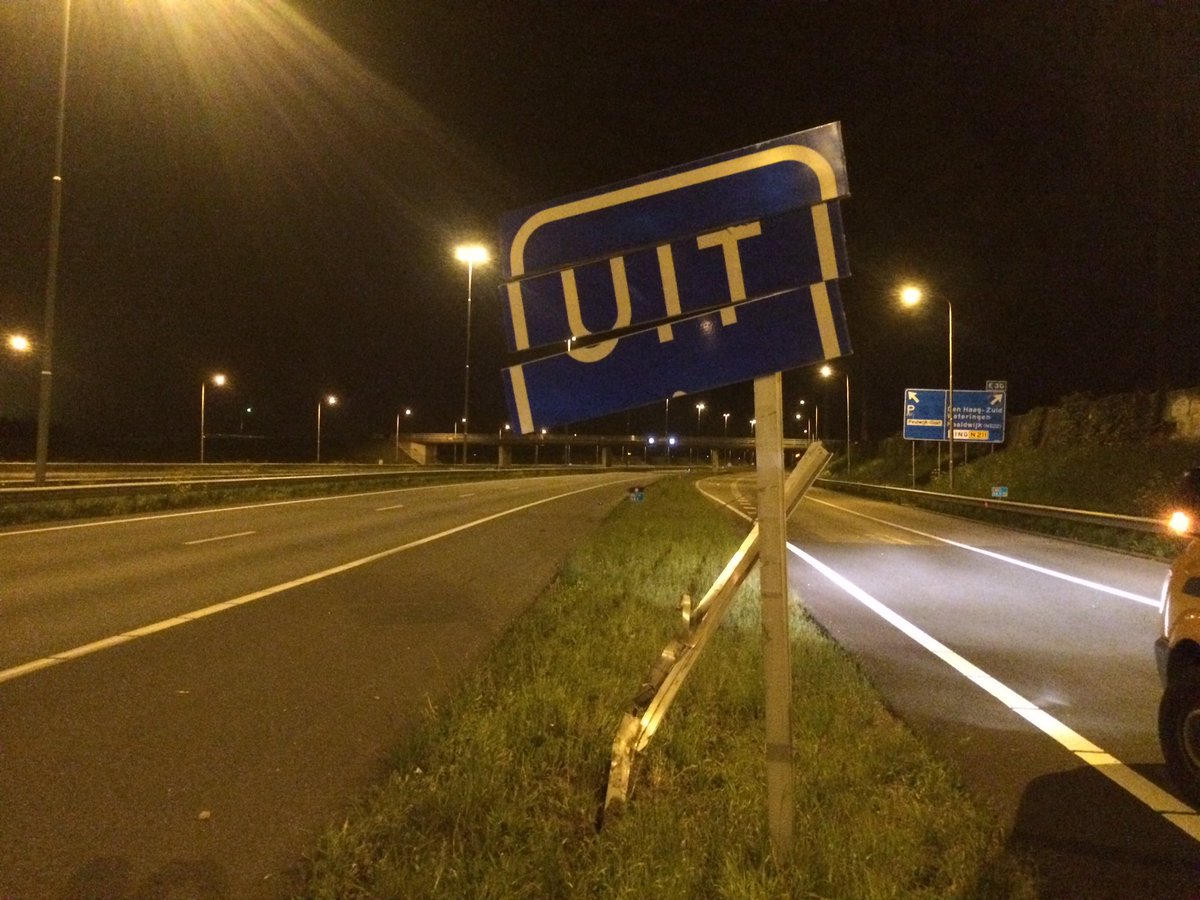 gwoonArthur's tweet photo. #A4 li 54,1c #DenHoorn ongeval voertuig vs uitbord veiligstellen met #botsabsorber @Vreugdenhil_ iov @VermeulenIM https://t.co/yH8dG3nnm1