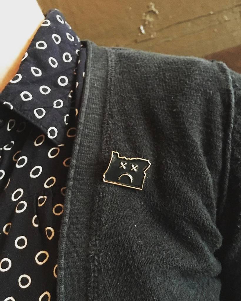 DontMove2PDX's tweet photo. A DMTPO pin in the wild! ... #DontMoveToPortlandOregon #DMTPO #DontMoveToPDX #DontMoveToPo… https://t.co/4bqBZq3y9T https://t.co/XkrYSBI9zm