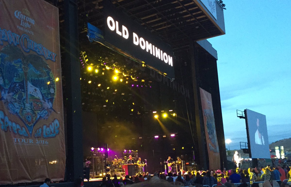 BMilne1's tweet photo. Old Dominion warming up Kenny Chesney in Albuquerque! #isletaampitheater #missingcarter https://t.co/6ePPxuhv0Y