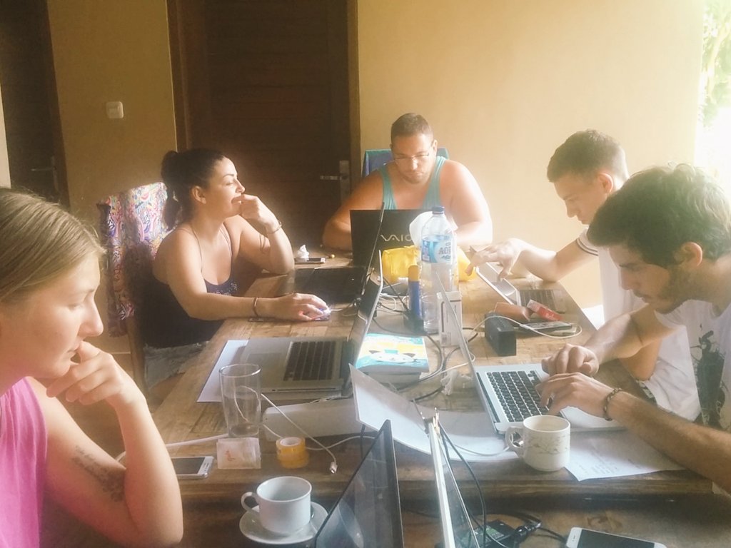El equipo <a href="/truebox_tv/">trueBoxtv</a>  preparando el MVP en <a href="/housepreneurs/">Housepreneurs</a>  #startups #bali