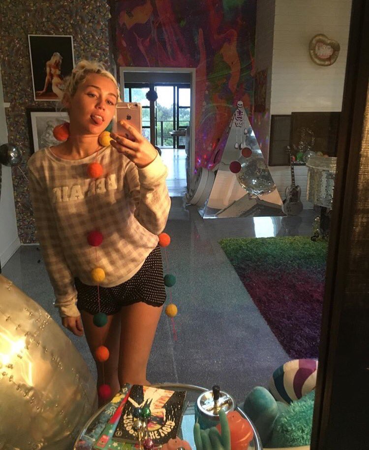 MileyHourly tweet picture