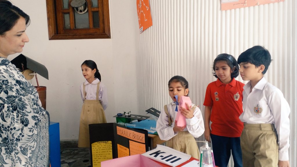 amschool80's tweet photo. #ScienceAndArtsFair student showing the windmill created by her. #Welearnthroughfun. https://t.co/hIt6iMAsk7