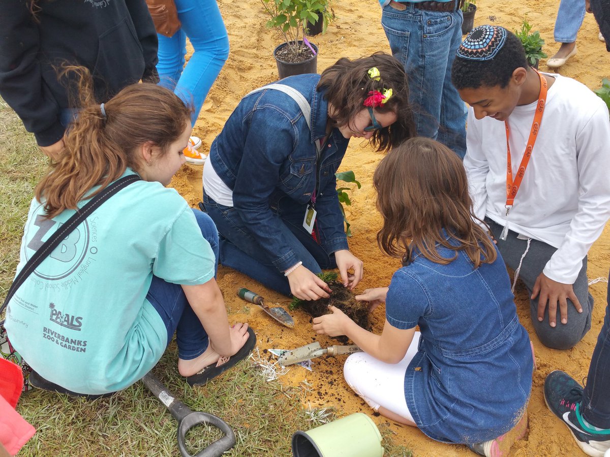 ZooBotLMS's tweet image. Rain Garden installation day! #r2pbl #studentdesigned #pbl @LeopardsLMS @RichlandTwo