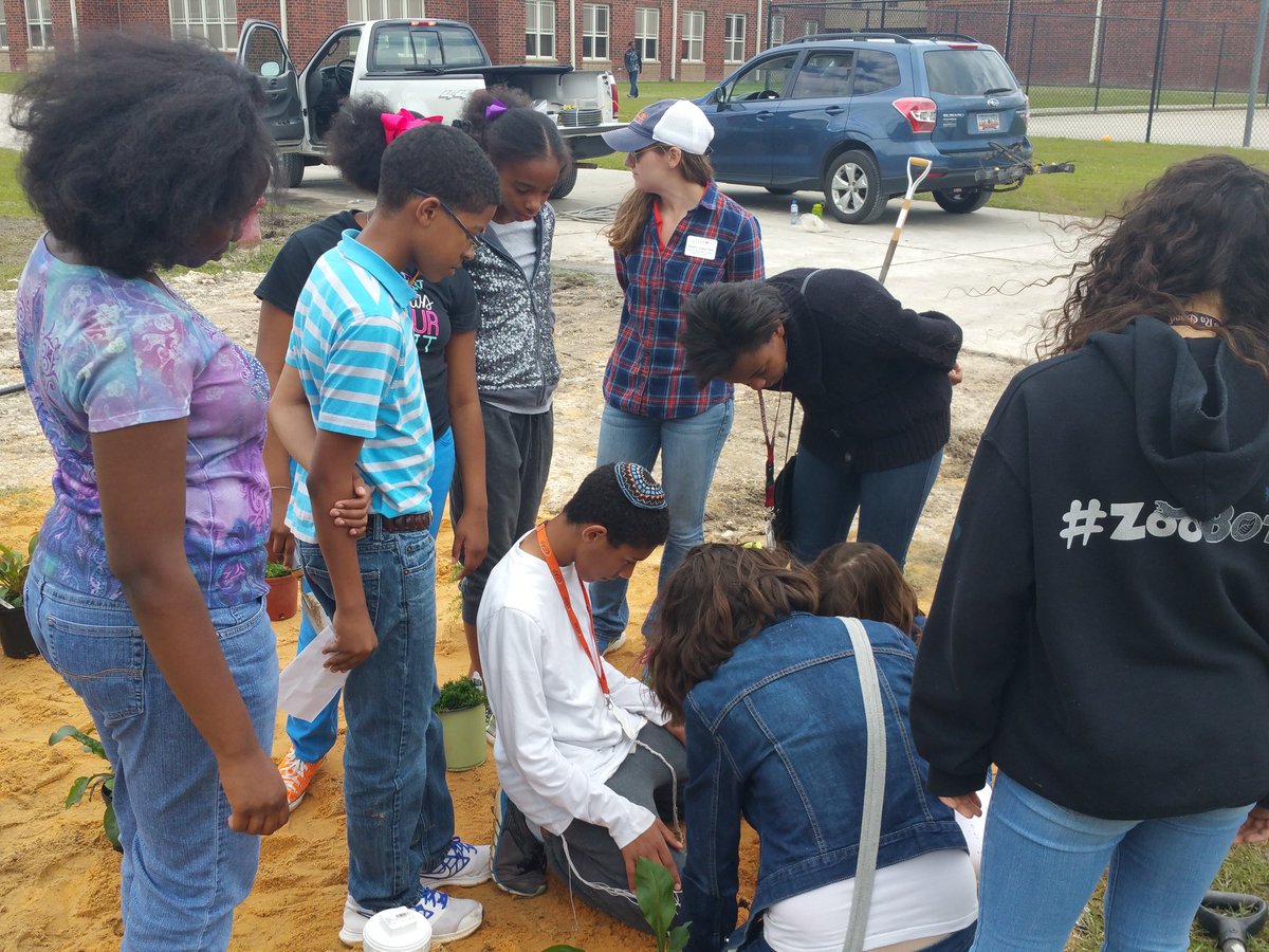 ZooBotLMS's tweet image. Rain Garden installation day! #r2pbl #studentdesigned #pbl @LeopardsLMS @RichlandTwo