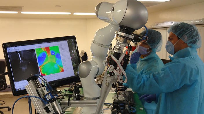 SBS's tweet photo. This autonomous robot surgeon is better at the job than a human. https://t.co/sY8vjMxu8g https://t.co/YI7OqQo8o8