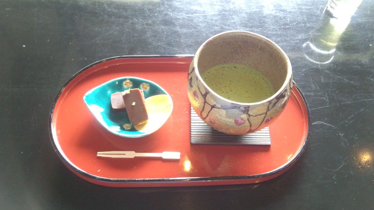 _pldw's tweet photo. 町屋を改装したいい感じのお茶屋。���菓子に金箔がつくのは、金沢のお店ではデフォルト。 https://t.co/xjwtCJtoo7