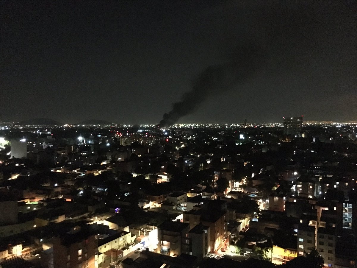 agusheol's tweet photo. Así se ve el incendio de steren desde la zona Polanco @lopezdoriga https://t.co/1pwVnYnGkC