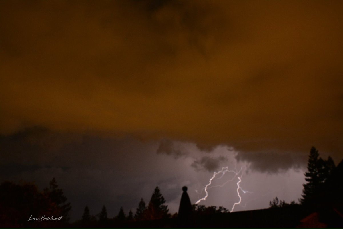 LoriEckhart1's tweet photo. Lightning cell over #ChicoCA  last night. @ChicoCA @ChicoER @Weather1224 @ActionNewsNow #Lightning #ThisIsChico https://t.co/rN60cN1vbM