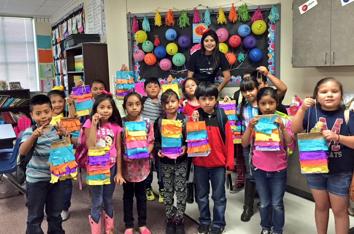 Memorial_Second's tweet photo. #SanchezClass #CindoDeMayo #HowToWriting #Piñata #Countdown https://t.co/sVEjAIa3mD