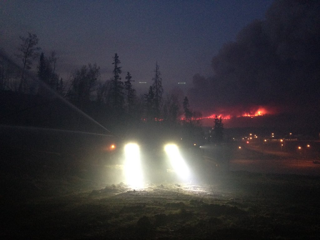 work4wilco's tweet photo. #ymmfire #FortMacFire  #hydrosaurus into the evening https://t.co/fTBzwhKJdD