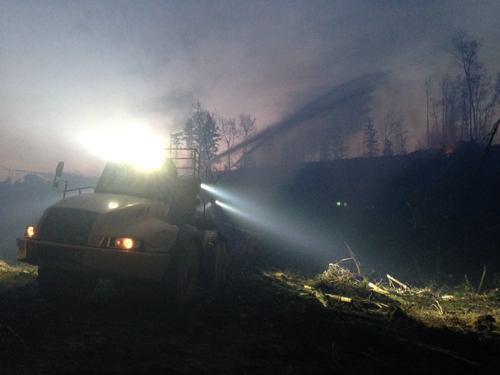 work4wilco's tweet photo. #ymmfire #FortMacFire  #hydrosaurus into the evening https://t.co/fTBzwhKJdD