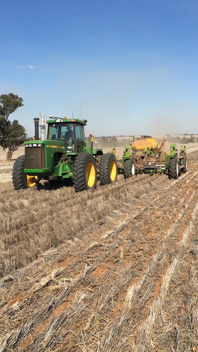 grassrootsag's tweet image. 9m Boss disc on 200mm rows sowing beans with ease into 2yrs of barley &amp;amp; wheat stubble @MckinleyMatt #cropcomp #CTF