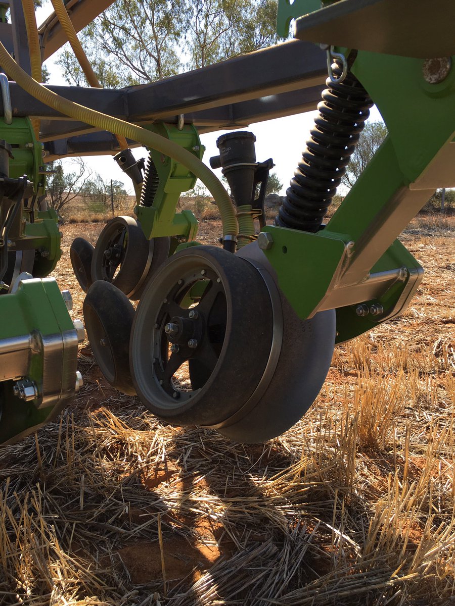 grassrootsag's tweet image. 9m Boss disc on 200mm rows sowing beans with ease into 2yrs of barley &amp;amp; wheat stubble @MckinleyMatt #cropcomp #CTF