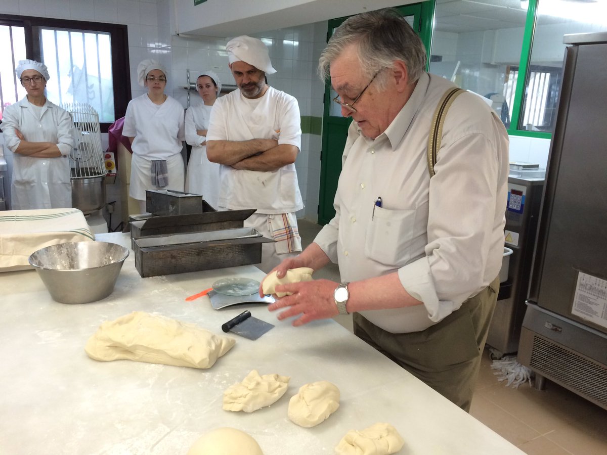 Chocomanturbo's tweet photo. Esta pasando. Masterclass de Antonio Alario Dormido en @CarlosOrozaCIFP #industrias alimentarias #oubiña https://t.co/l8HRq2NIYh