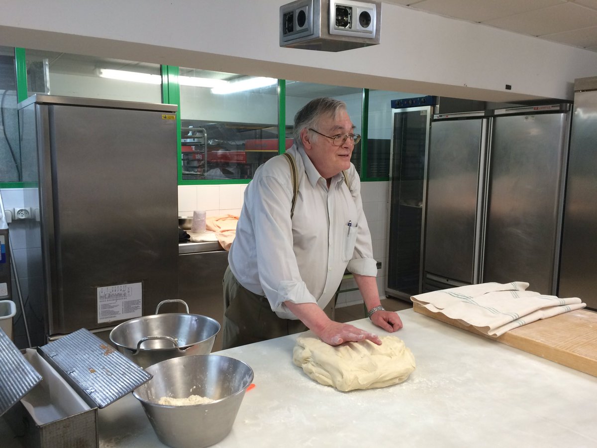 Chocomanturbo's tweet photo. Esta pasando. Masterclass de Antonio Alario Dormido en @CarlosOrozaCIFP #industrias alimentarias #oubiña https://t.co/l8HRq2NIYh