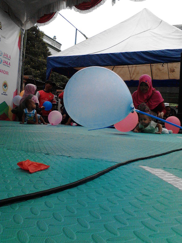 SoloMandiri's tweet photo. Lomba merangkak #1 :-D https://t.co/RiA0x44EXk