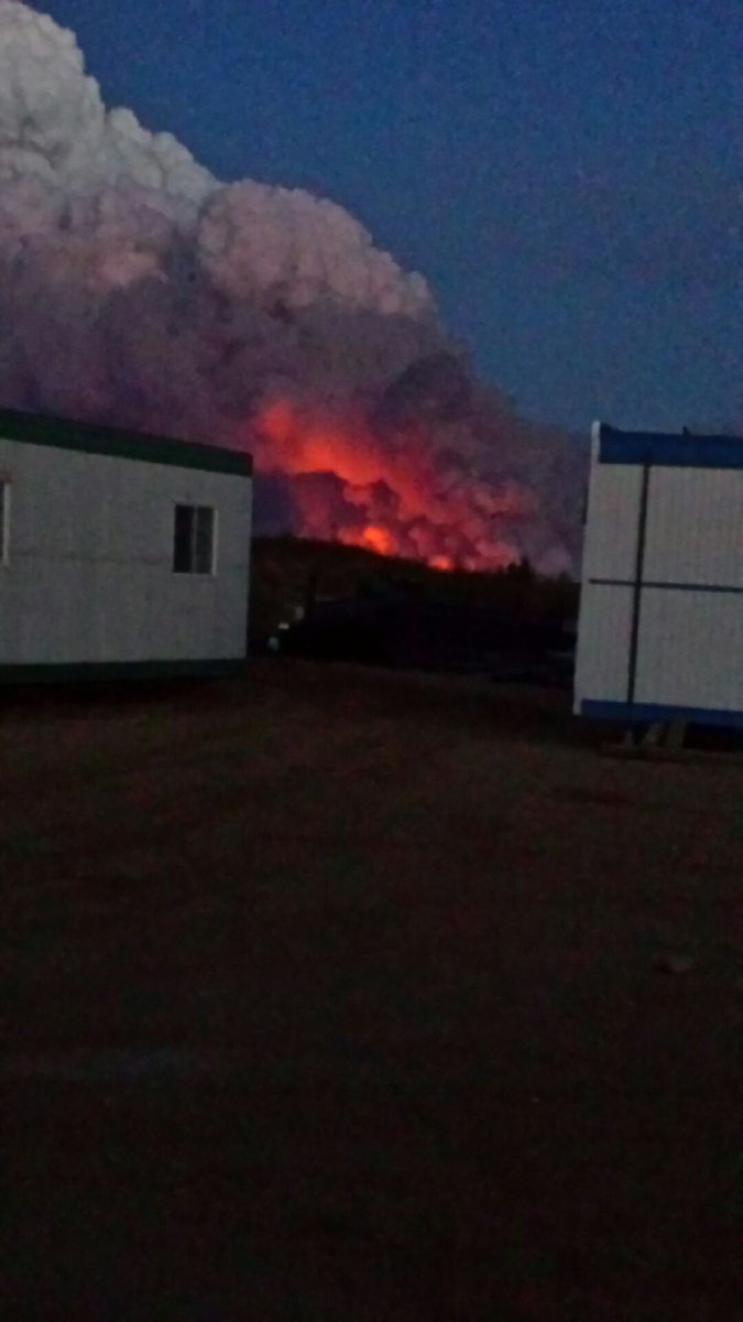 2 Ft Mac friends are at Lewyk Camp, near Noralta Lodge. This is what they're seeing. No one's telling them to evac.