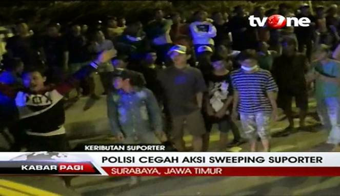 [VIDEO] Ratusan Suporter Sepakbola Sweeping di Suramadu viva.co.id/video/read/558…