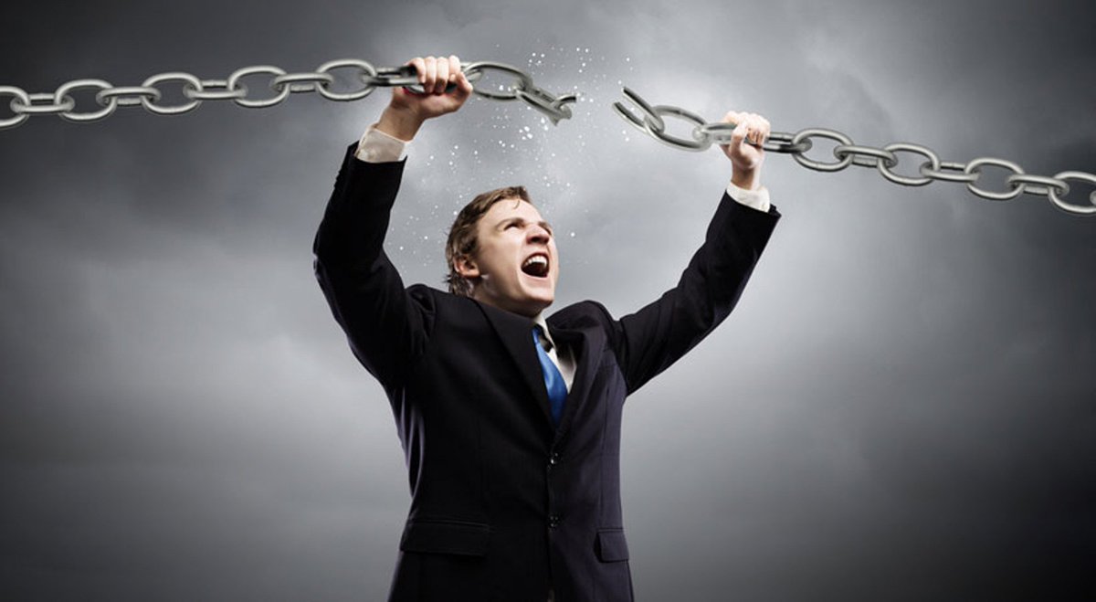 Девушка освобождается. Разорванная цепь. Работа связанная с освобождением. Разрывая оковы. Свобода картинки.