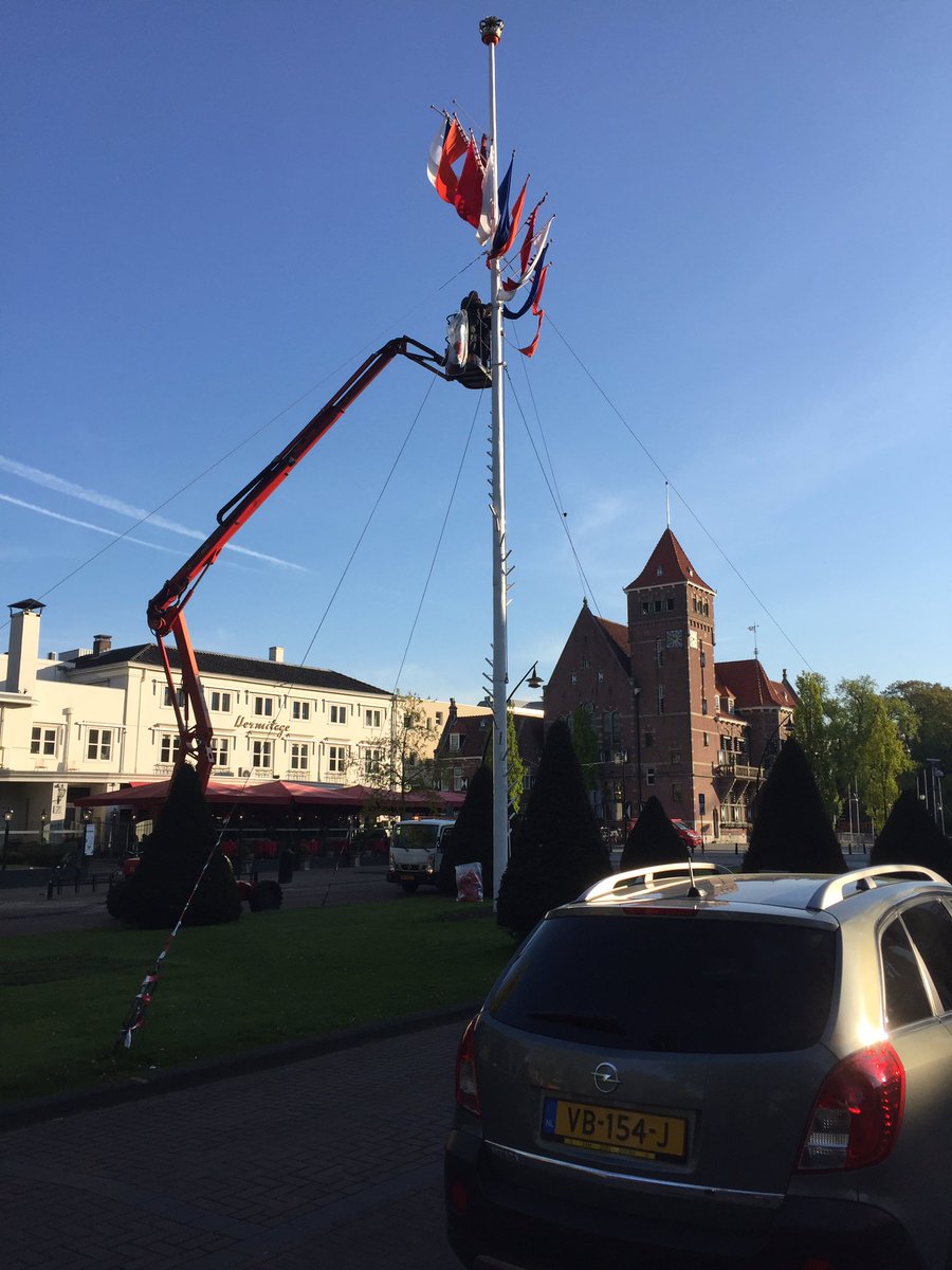 De collega's zijn al vroeg bezig. De feestdagen zijn weer voorbij, de mast kan weg.