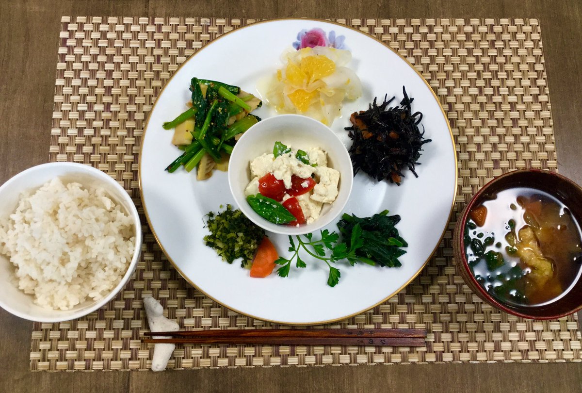 OKOME_Staff's tweet photo. 田んぼカフェの本日のランチプレートです！
豆腐のカプレーゼが、まるでモッツァレラチーズのようです。豆腐を塩麹に漬けました(*^^*)
#西荻窪 #吉祥寺 #カフェ #マクロビ #オーガニック #食養 https://t.co/6OO4HiDRJM