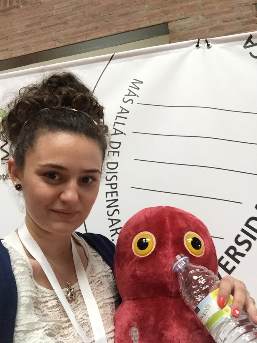 luciasan's tweet photo. S.pyogenes y yo hidratándonos bien tras una larga jornada de #FarmaForum2016 #fforum16 @AsefSalamanca https://t.co/2rQ0OblwFO