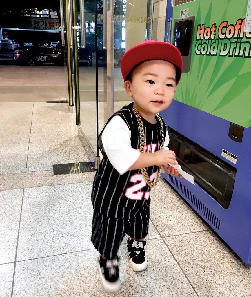 July_CarbajalG's tweet image. .
전날 예방접종맞고
낮에 미열나서 집에 계속 있다가 저녁에 외출해서
씐난 쭈압이😆😆
.
.
.
#아들육아#19개월#아기#키즈#어린이날#애스타그램#인스타베이비#아기힙합#아기패션#스트릿패션#babyswag#b…