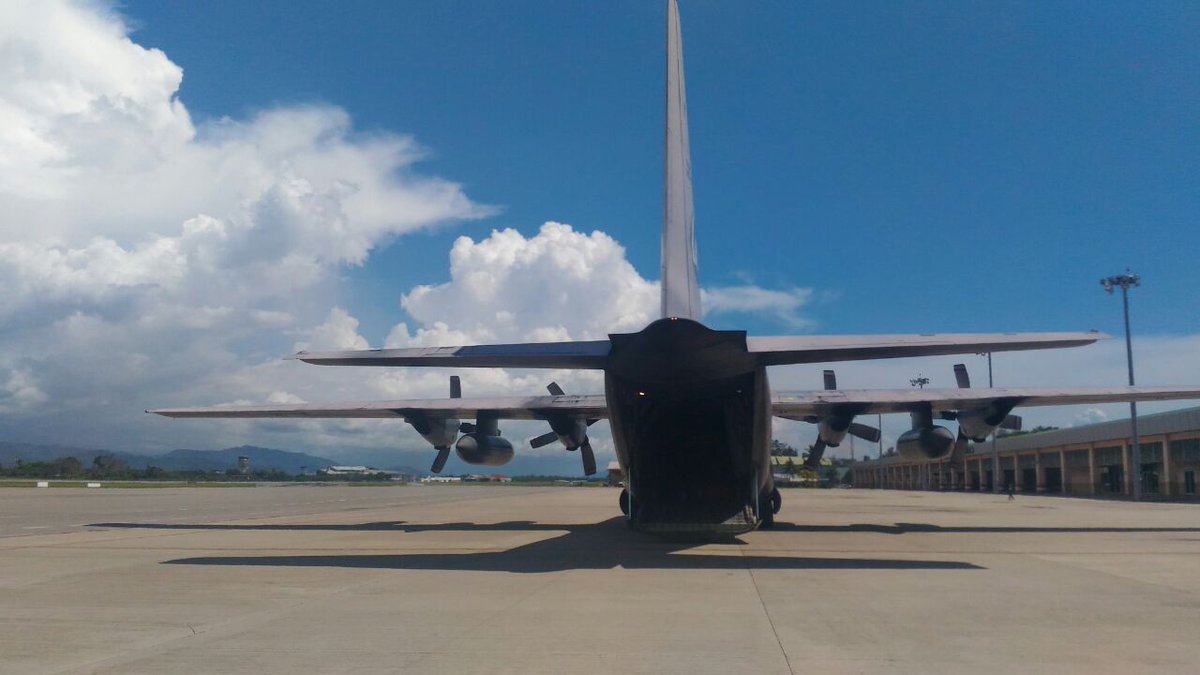mykamarul's tweet photo. Tim Penyelam TLDM Sepanggar lengkap dgn peralatan salvej diaturgerak ke Kuching bantu #SAR @HishammuddinH2O https://t.co/6MlcVL85hA