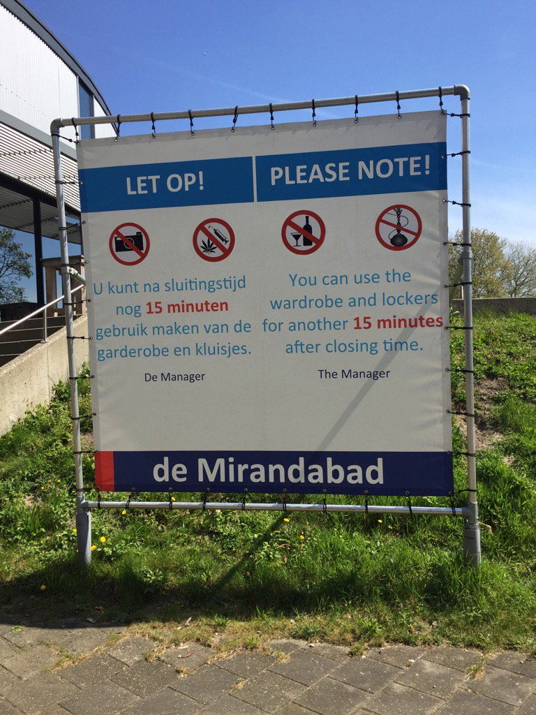 Kut. Even mijn waterpijp in een struik verstoppen.
