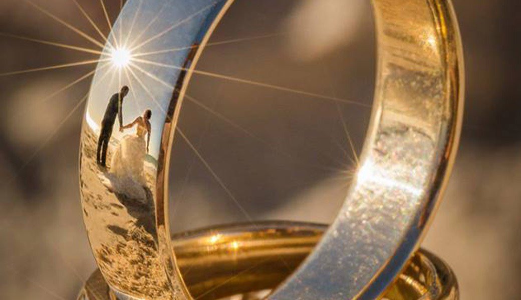 Wedding photos with a twist, using wedding ring reflections ow.ly/4numh9 #wedding #weddingring