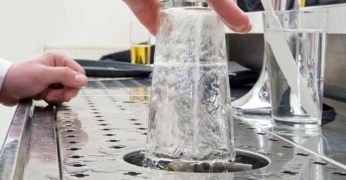 Curated4Crafts's tweet photo. Ever wondered why Good Bars Spray Your Beer Glass With Water? https://t.co/Av2W3ddP9n via @VinePair https://t.co/x4fqWQlkQN
