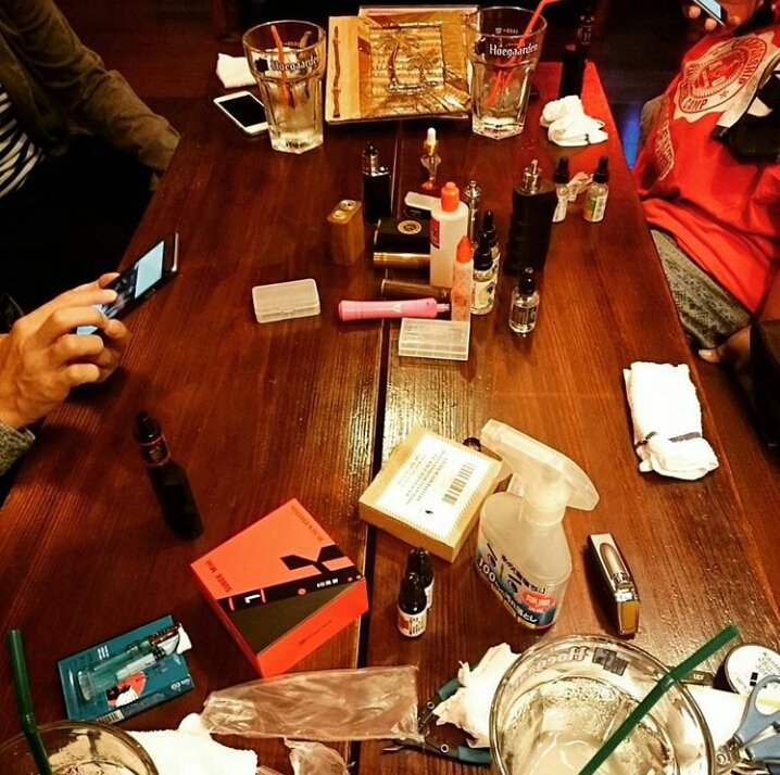 trickyqooo's tweet photo. 🎣 •Vendor Meeting (≧∇≦)b💨

ここで私たちは日本、マレーシア、シンガポール、台湾からベンダーを持っている、すべての新製品について議論しました。VAPE業界は、より競争力になっています！🐟 https://t.co/UmHxP8Goh4