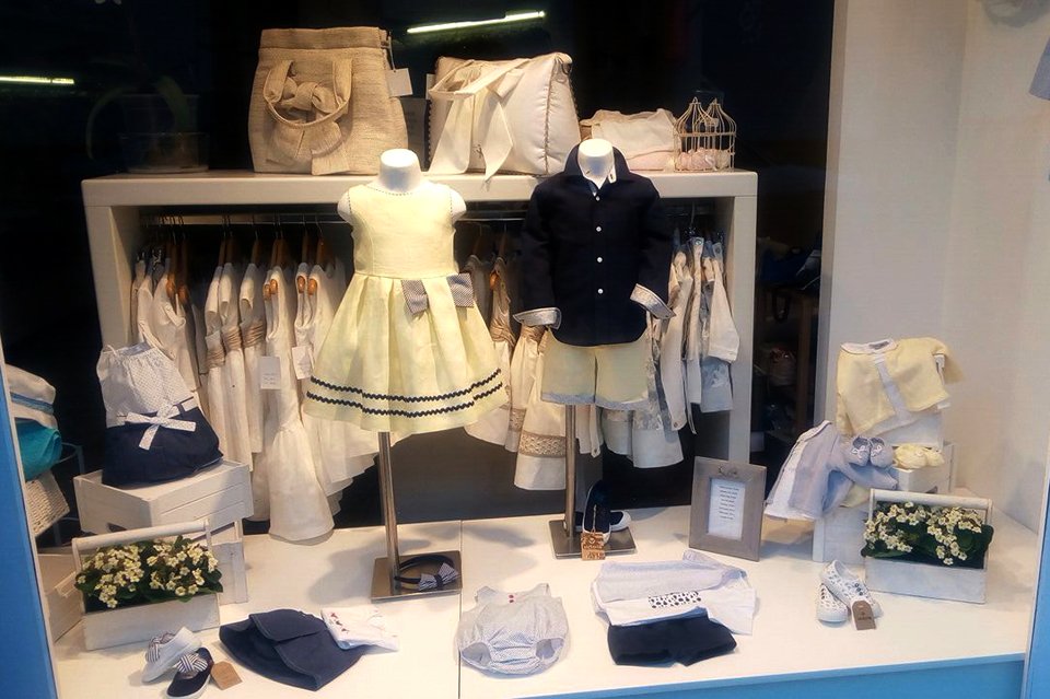 ElisaMenuts's tweet photo. ¡Así de bien lucen las prendas de #ElisaMenuts en este escaparate de Ciudad Real! #modainfantil #SS2016 https://t.co/L96aD5UzVc