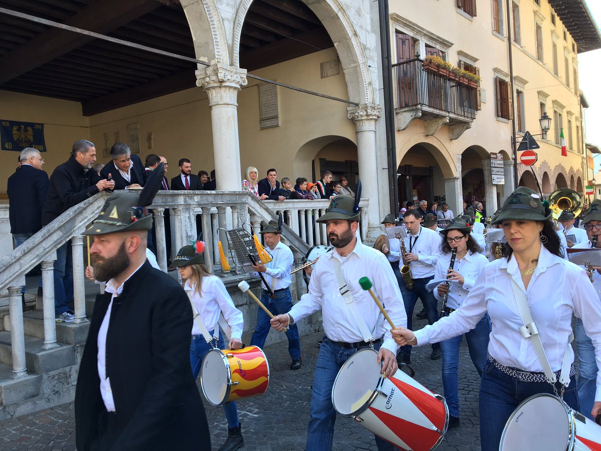 Cri_Rigo's tweet photo. #mattarella orgoglio alpino a #gemona #terremotoFriuli https://t.co/rJRWOKvL33