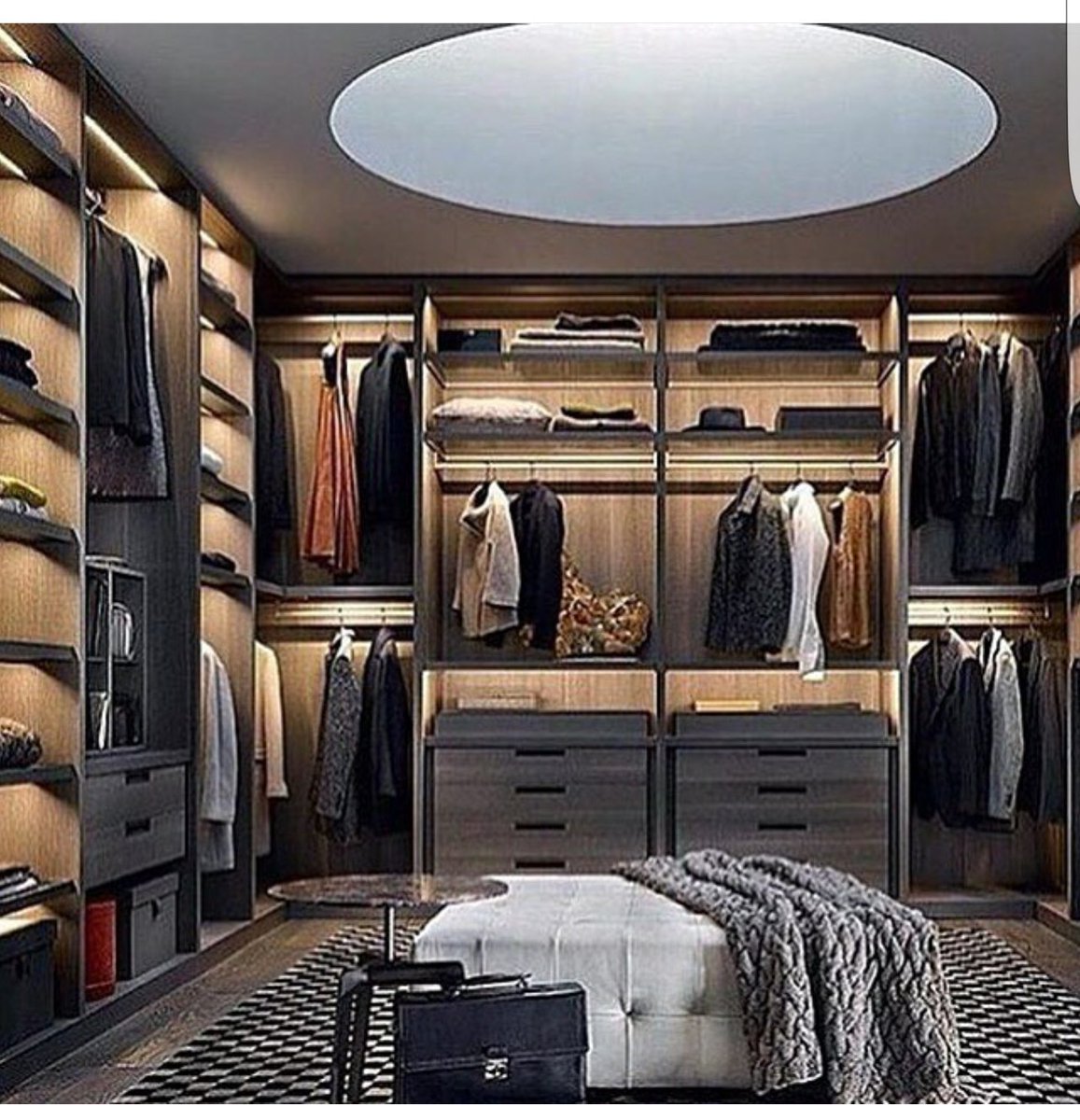 JonathanStroop's tweet photo. In love with this #walk-incloset https://t.co/MdYWAGCuqN