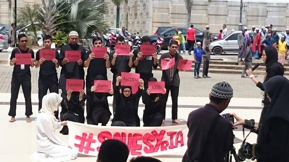 HabibeYaHabibi's tweet photo. IIUM Stands with Syria #SaveSyria #ProfazIntheHeartofEveryone 💝 https://t.co/DuEizpVXGf