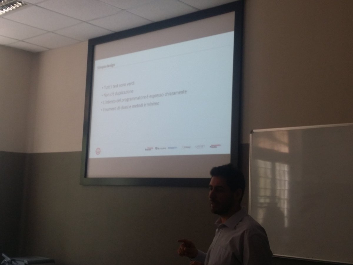 ScuolaXp's tweet photo. Simple Design: the Halley's comet for Developers @ScuolaXp @fracassi_marco @grandirob https://t.co/vi1dGEPaII