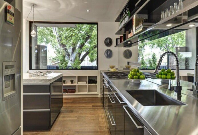 rumah123's tweet photo. Warna silver pada desain dapur futuristik sangat mendominasi karena identik dengan nuansa modern & canggih. #Ide123 https://t.co/8kZ8rj3rLZ