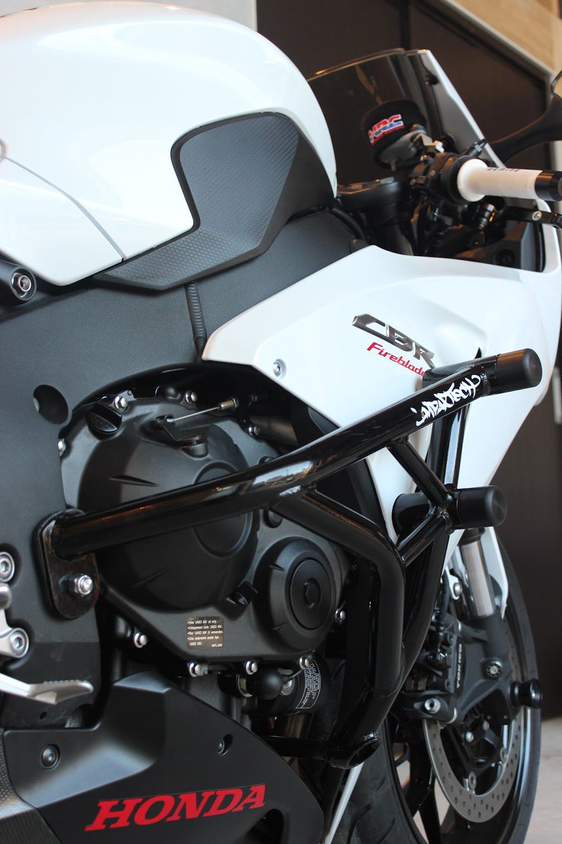 バイク カーパーツ輸入販売のaxxl お客様カスタム車両 Cbr1000rrにテイラーメイドマフラー Impaktech製スタントケージ サブケージ Rscクラッチレバーを装着した車両のご紹介です T Co Qftxo4oxqk カッコいい