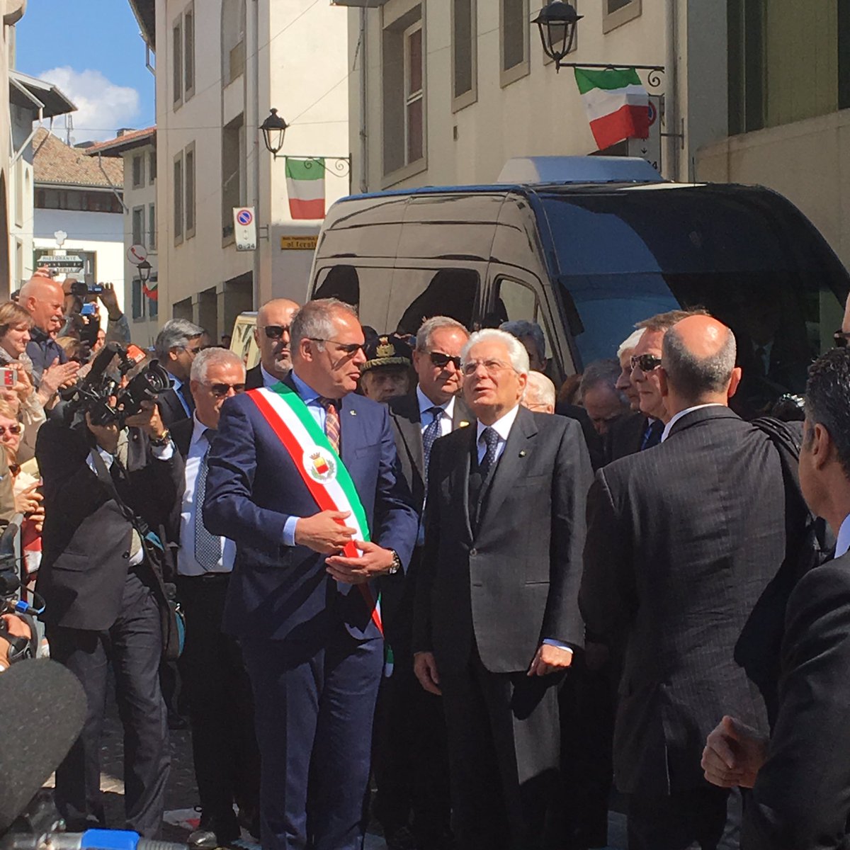 Cri_Rigo's tweet photo. #Mattarella a #Gemona l'accoglienza in piazza del municipio #terremotoFriuli @messveneto https://t.co/IXvOcJTo9L