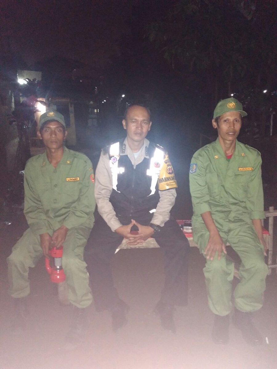 Giat Piket mlm Linmas dgn Babhinkamtibmas di RW 15 <a href="/ridwankamil/">Ridwan Kamil</a> @PemumBdg <a href="/Satpolppbdg/">Satpol PP Kota Bandung</a> <a href="/Kec_Kircon/">Kecamatan Kiaracondong</a> <a href="/Polsek_Kircon/">Polsek Kiaracondong</a>