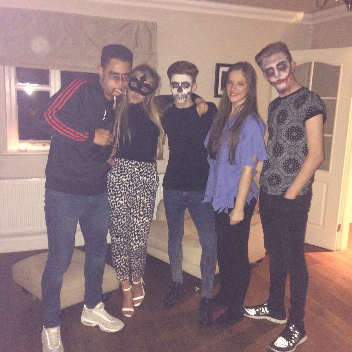 Happy birthday <a href="/hannahthakee/">hannah thake</a> have a lovely birthday chicken 🎉🎁🎉🎁🎉