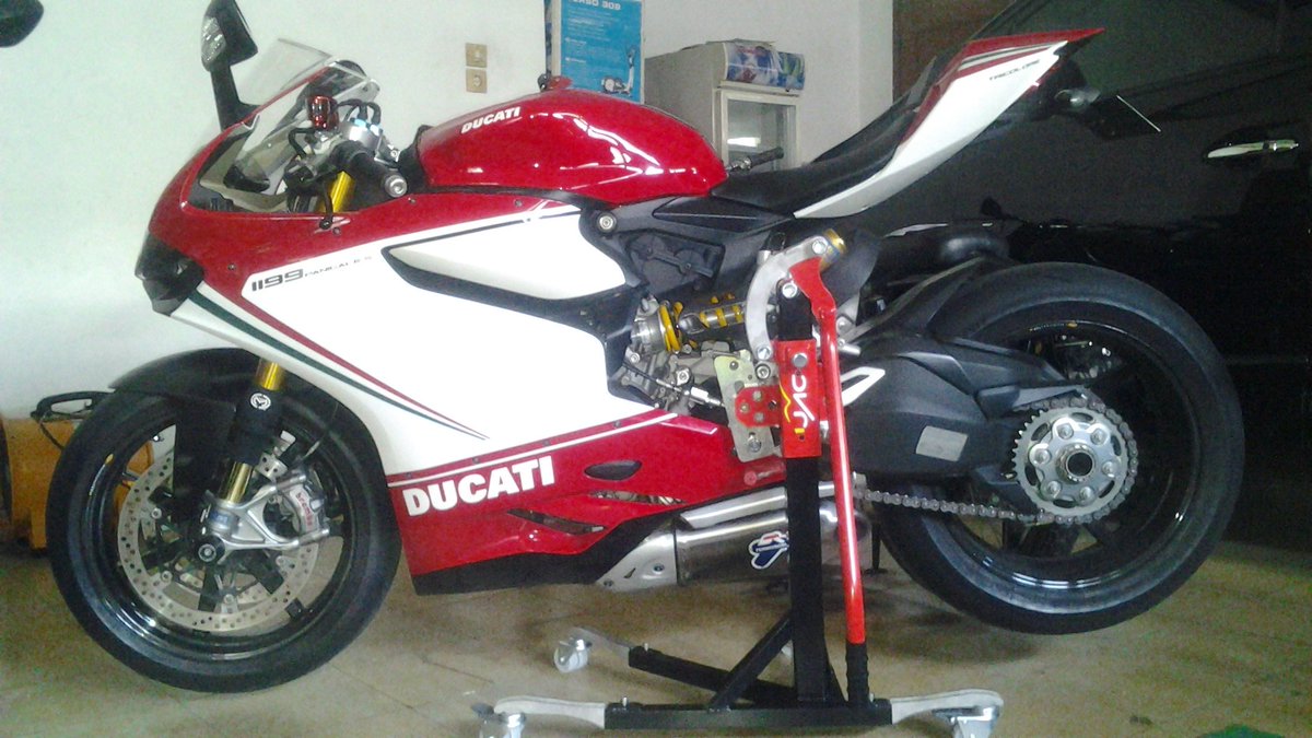 Maintenance, cleaning, track days, easy to move or simply just showing off! 1jac.com <a href="/dean_ellison/">Dean Ellison</a>